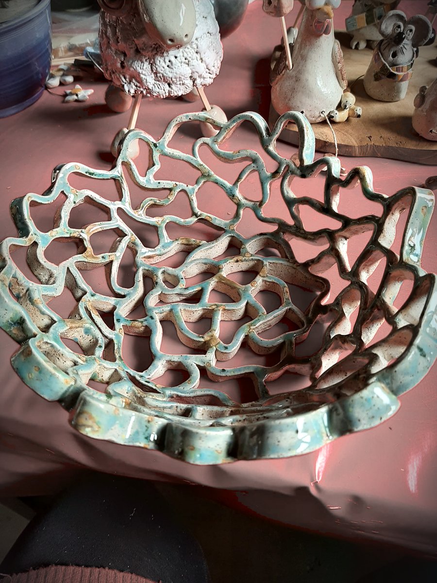 Coupe ajourée en grès, glaçure turquoise, motif de dentelle de terre